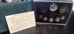 Canada 2002 Proof set, 8 coins. 5 silver coins + 1 Silver gold paleted + 2 nickel and bronze. 57g sterling silver