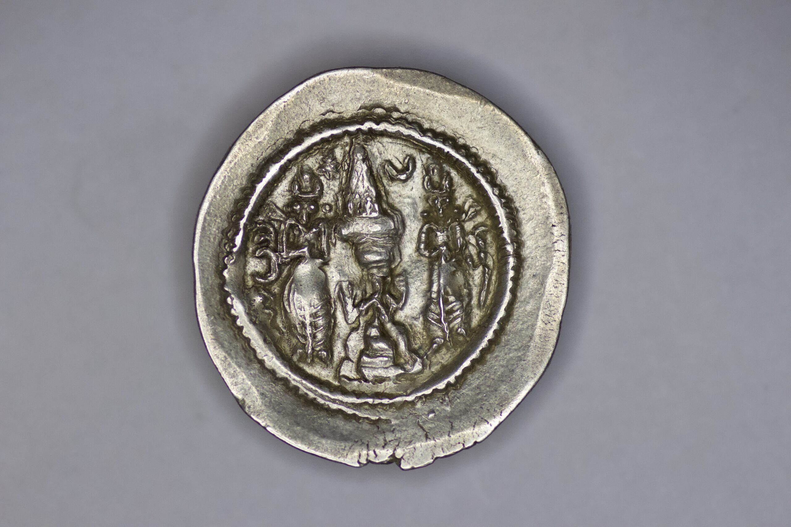 Sasanian Empire. Khosrow I Anushirvan (531-579). AR Drachm. AY mint. Year 31 - Image 3