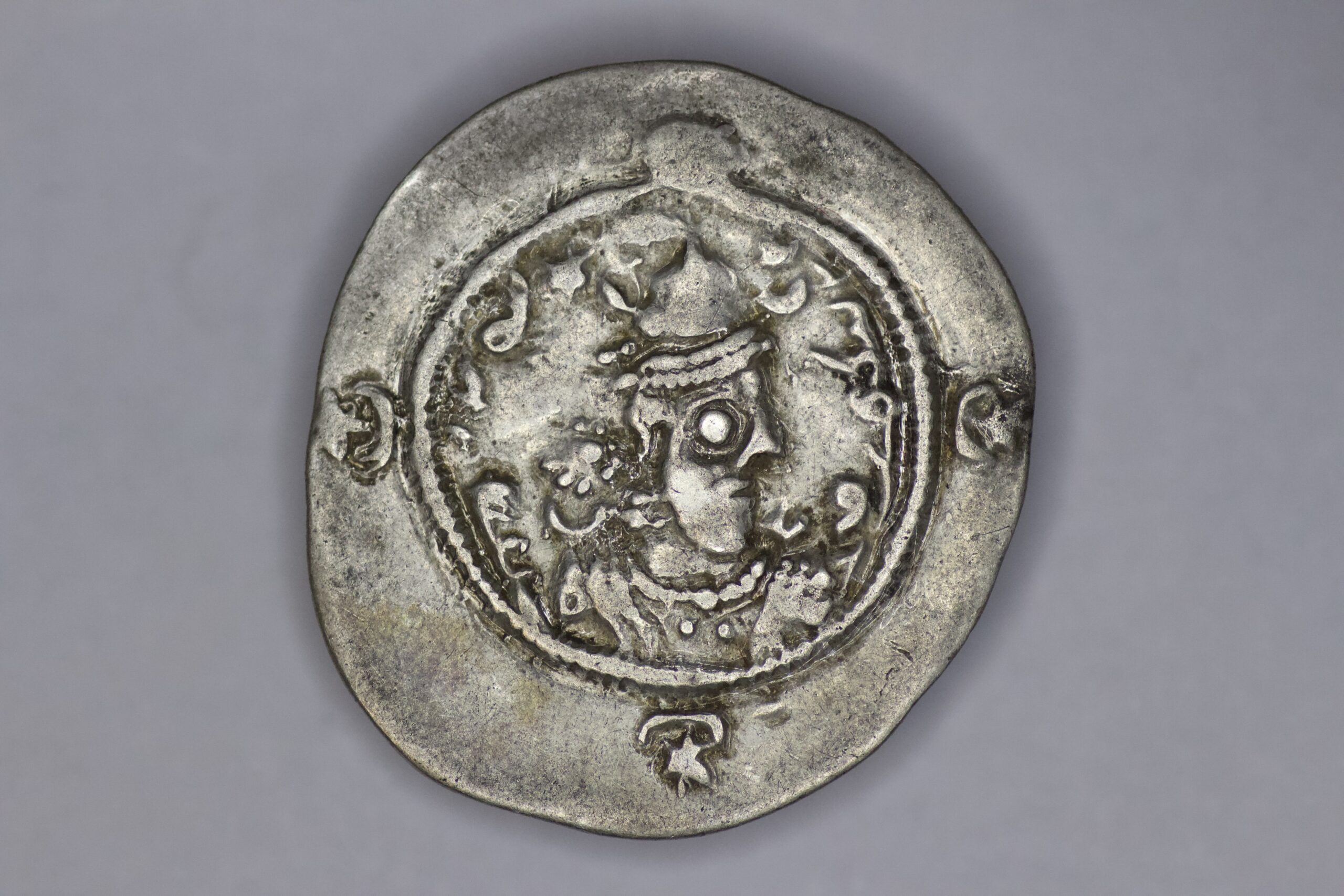 Sasanian Empire. Hormizd IV (579-590). AR Drachm. LYW (Rev-Ardashir). Year 10 - Image 2