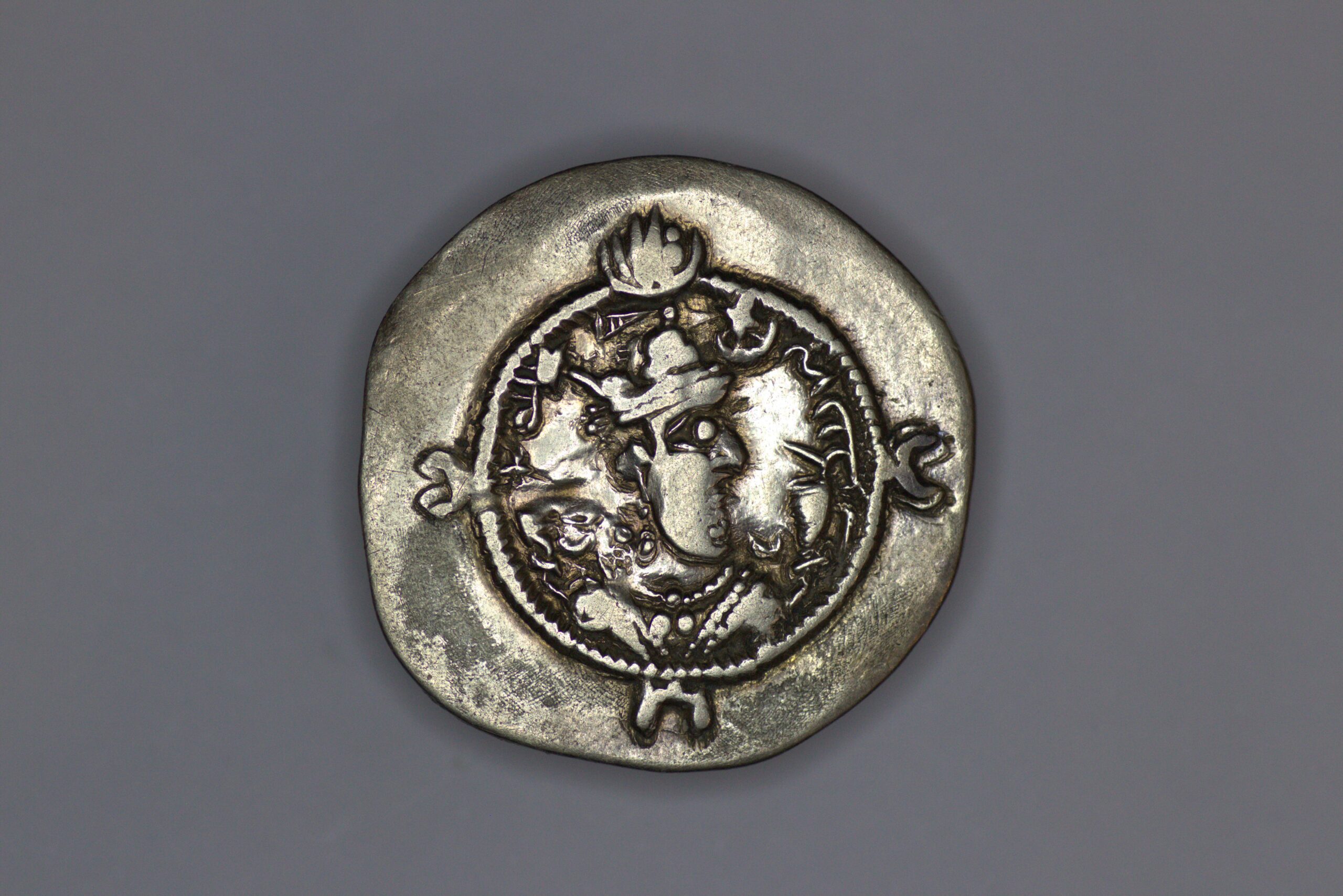 Sasanian Empire. Khosrow I Anushirvan (Khusru I) (531-579). AR Drachm. AW (Ohmazd-Ardaxsir (Ahvaz)). Year 26 - Image 2