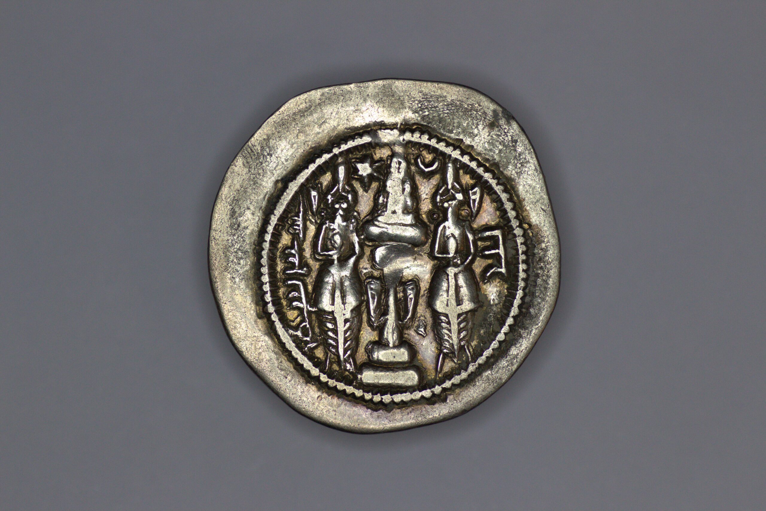 Sasanian Empire. Khosrow I Anushirvan (Khusru I) (531-579). AR Drachm. AW (Ohmazd-Ardaxsir (Ahvaz)). Year 26 - Image 3