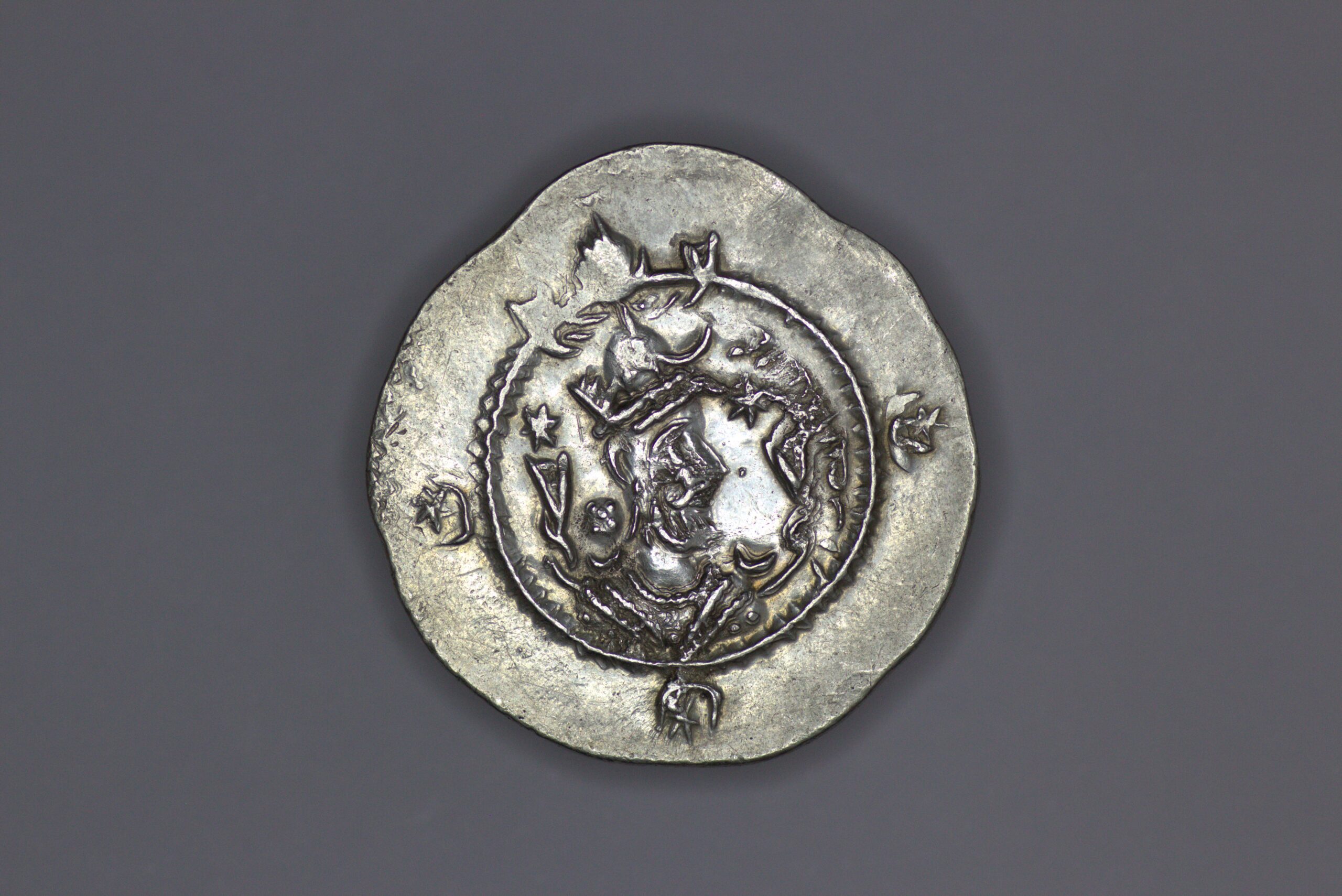 Sasanian Empire. Kavad I (488-496, 498-531). AR Drachm. AY (Eran-khvarrah-Shapur). Year 26 - Image 2