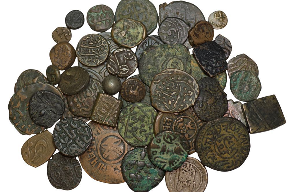 Islamic. Lot of 46 bronze coins. Various types mainly Indian and civic copper - Image 2